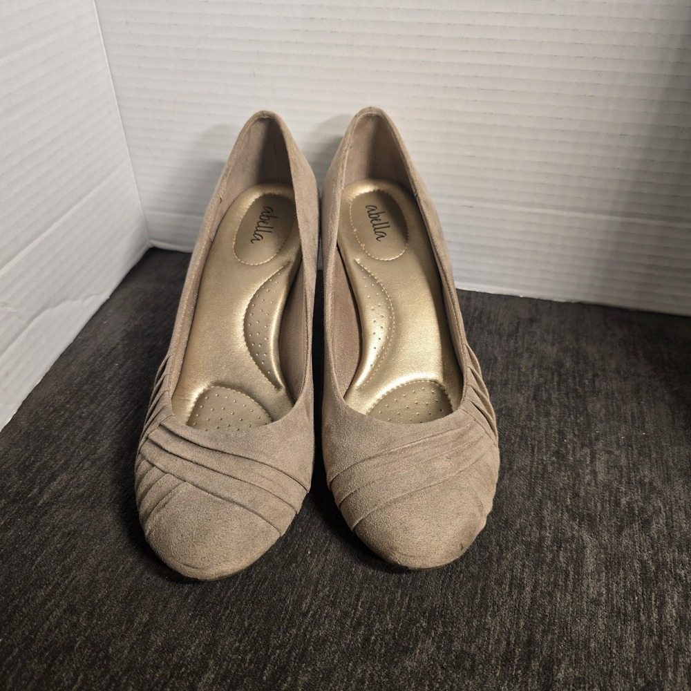 Abella Womens Taupe Faux Suede Pleated Round Toe Comfort Pumps Size 8